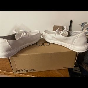 White, Size 6 Hey Dudes
